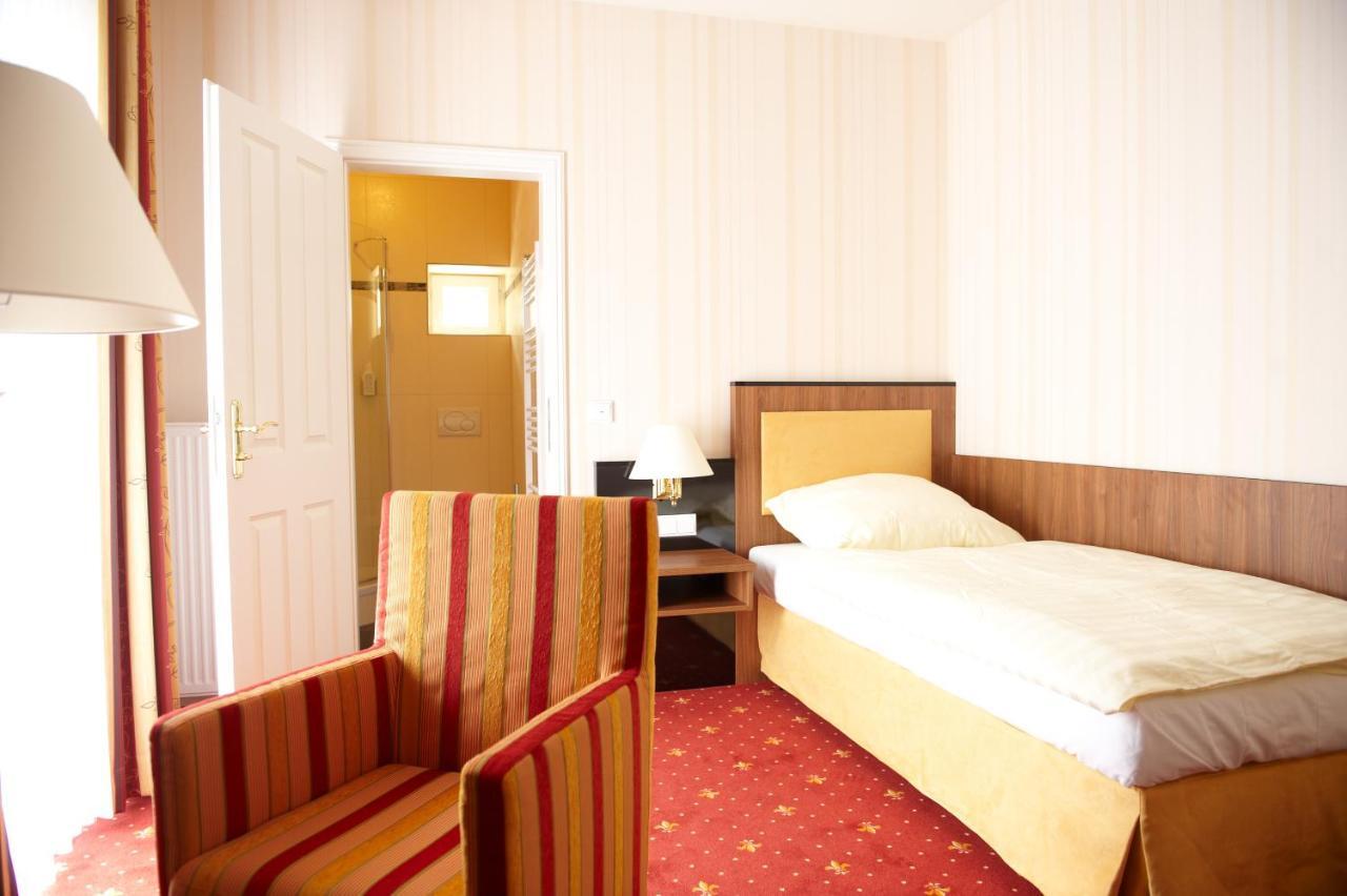 Alte Landratsvilla Hotel Bender Westerburg  Exterior photo